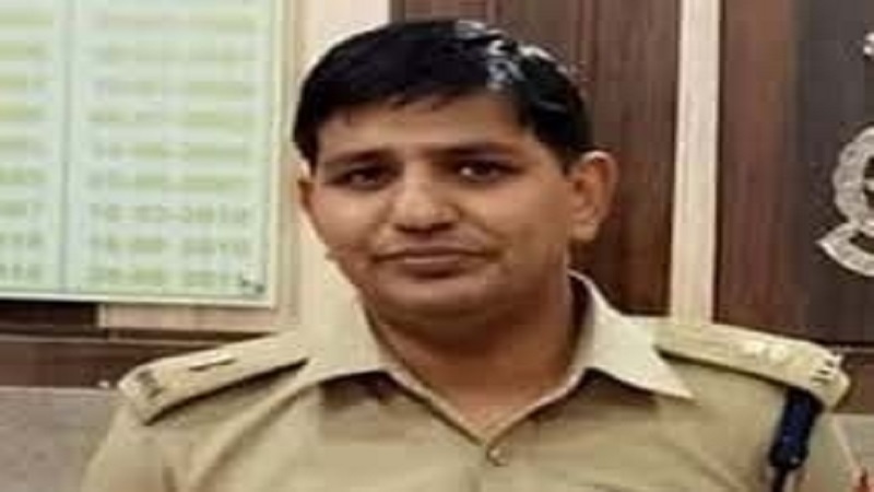 UP announces award on absconding SP, Constable in suicide case