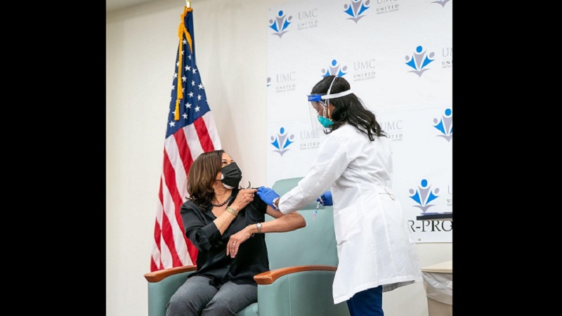 Kamala Harris getting covid vaccine