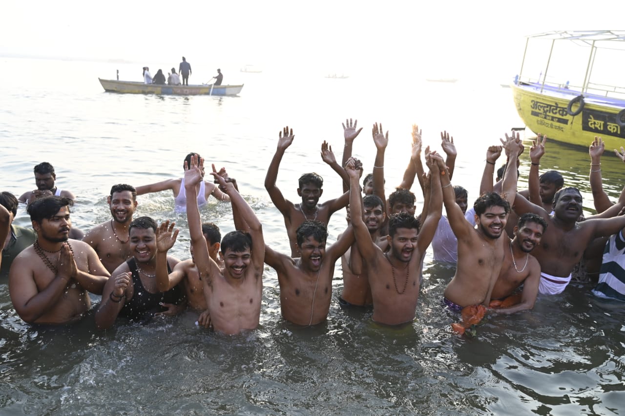तमिल संगमम-2 के दूसरे दिन सोमवार को तमिलनाडु से आये छात्रों का समूह हनुमान घाट पहुंचा जहां सभी ने गंगा में स्नान व मां का