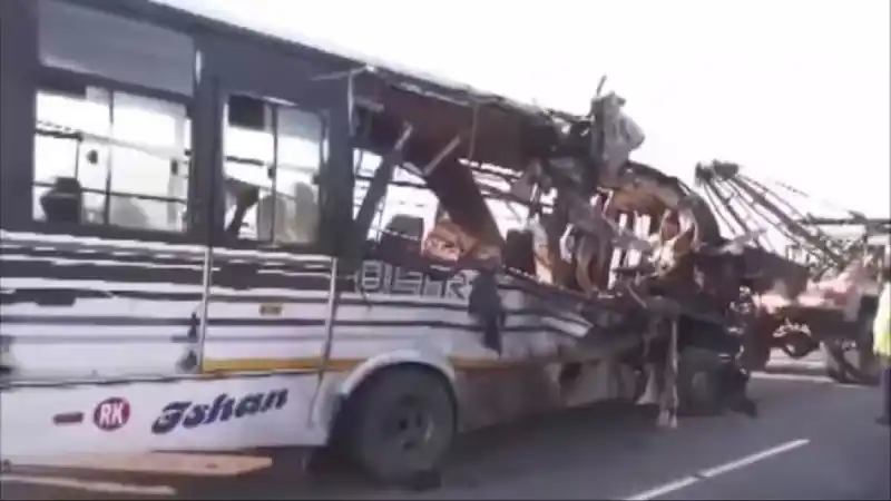 Assam Accident : बस-ट्रक की भीषण टक्कर, 14 लोगों की मौत