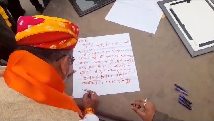 Varanasi भाजपा कार्यकर्ताओं ने पीएम मोदी और योगी खून से खत