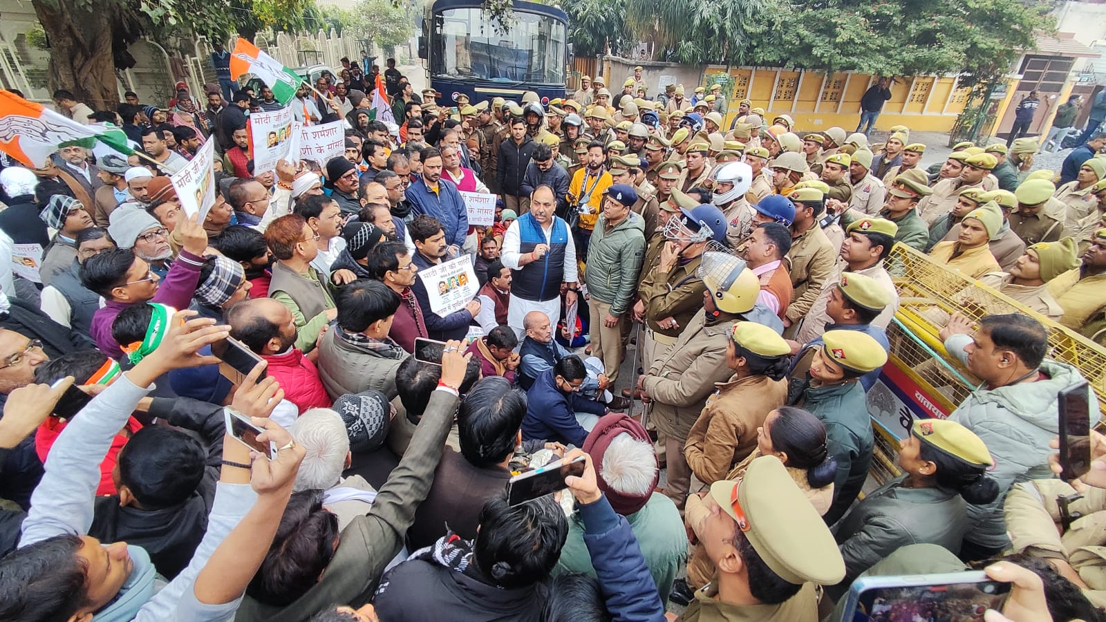 IIT BHU : पीएम संसदीय कार्यालय नहीं पहुंच सके कांग्रेसी, पुलिस से भिडंत