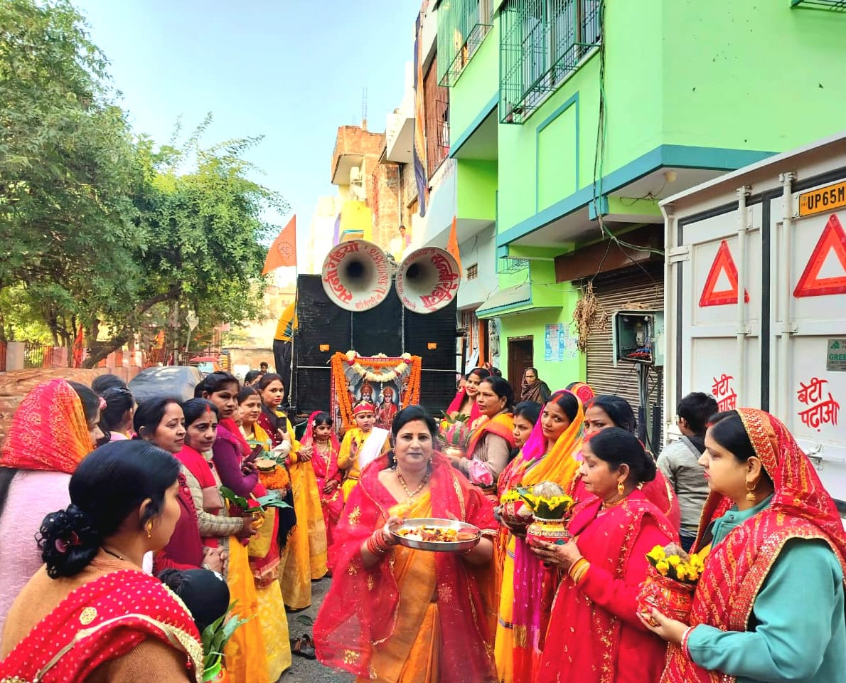 Varanasi: महिलाओं ने घर-घर बांटे अक्षत और निमंत्रण