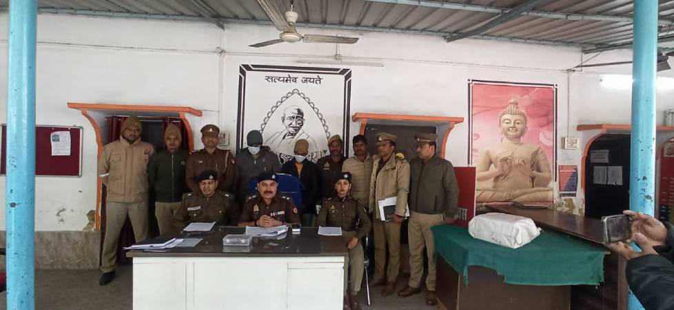 Varanasi: नौकर बन पुलिस ने रंगदारी मांगने वालों को दबोचा