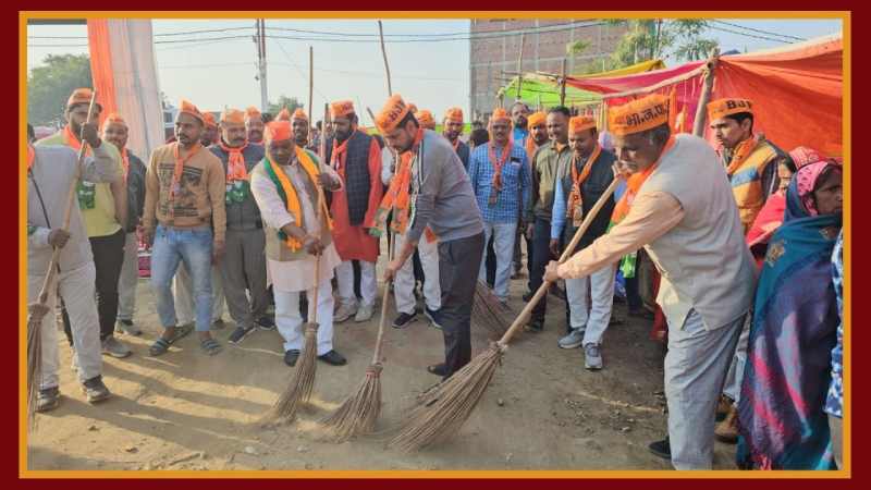 Varanasi: संत रविदास मंदिर में बीजेपी ने चलाया व्यापक स्वच्छता अभियान