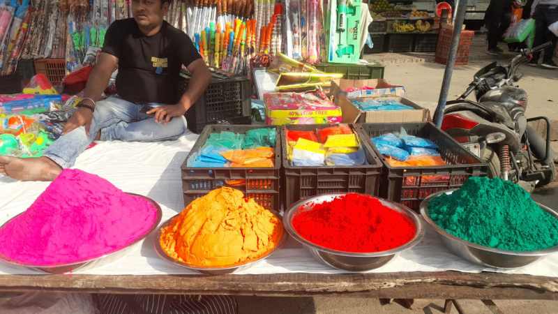 Varanasi Holi 2024: काशी में रंगों, अबीर, गुलाल और पिचकारियों से सज गए बाजार