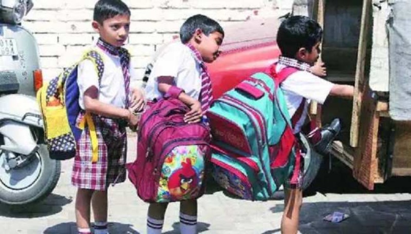 Varanasi: स्कूली बच्चों के बस्ते पर महंगाई का बोझ
