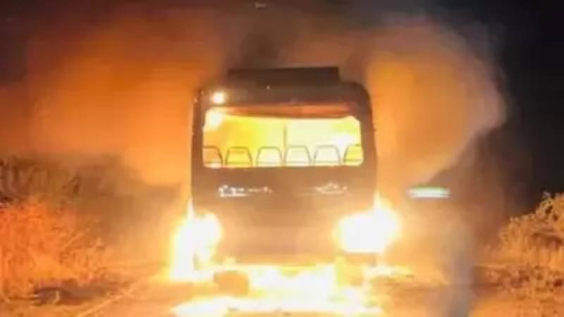 MP News: बैतूल में मतदान कर्मियों से भरी बस में लगी आग, EVM और VVPAT मशीनें भी जली